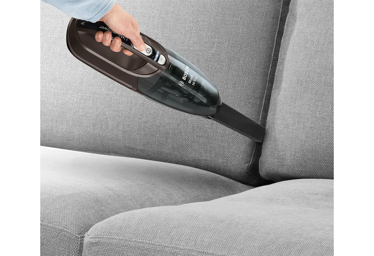 Απεικονίζεται η σκούπα με ενα εξάρτημα κατα το καθάρισμα